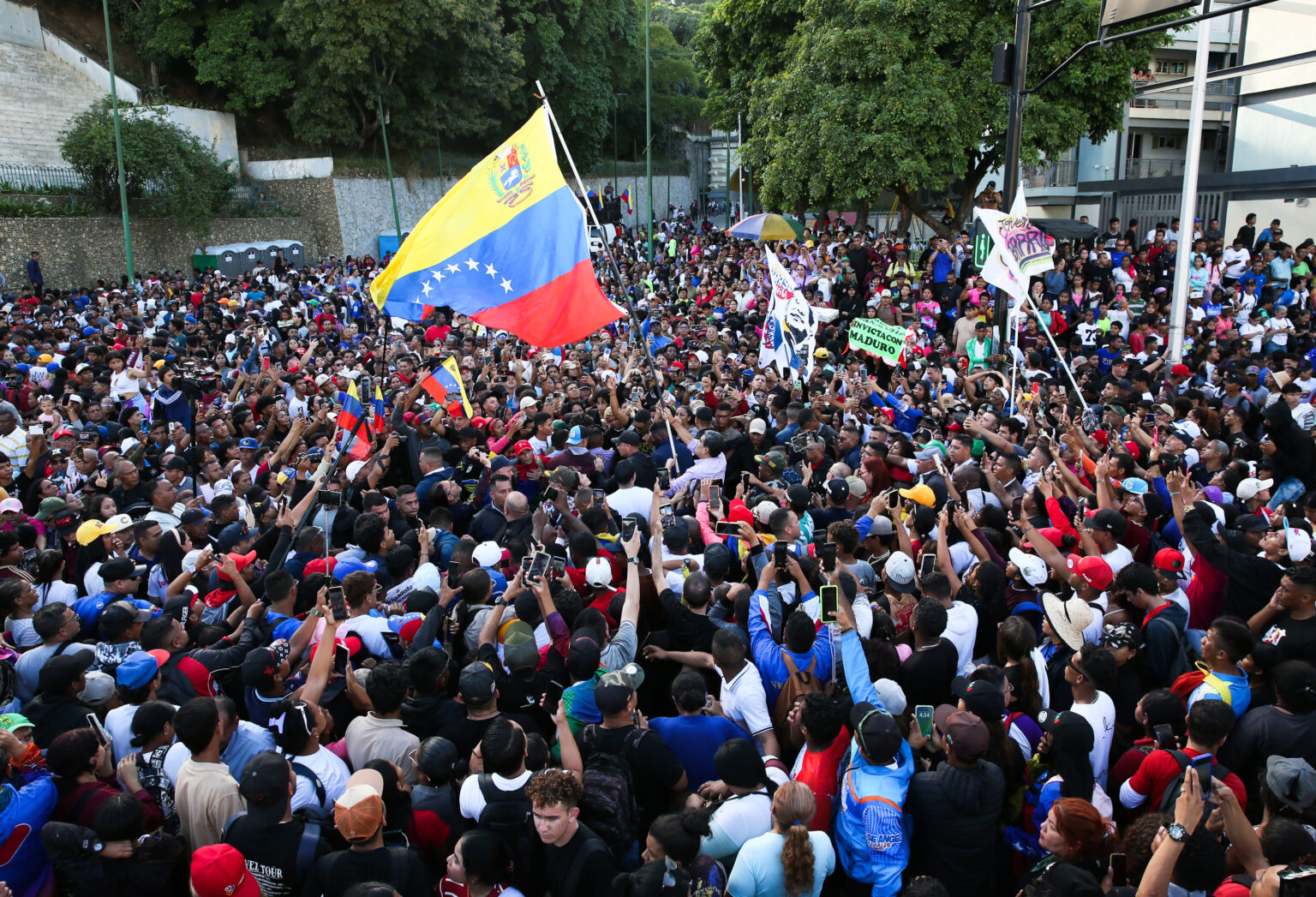 Maduro Marches with Communal Youth Ahead of Popular Consultation as Trump Considers Venezuela Land Strikes